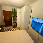 Quarto Priv Casal Com Ar E Garagem 2 Quadras Do Mar Em Bc